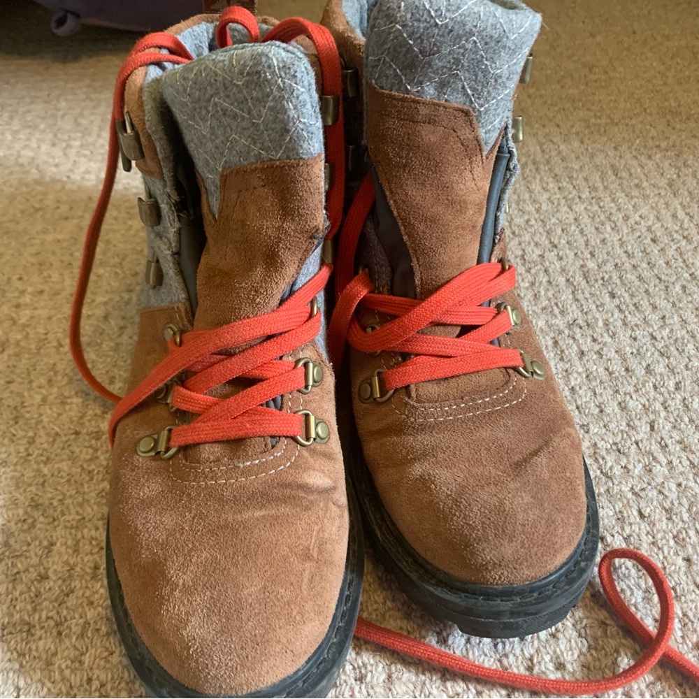 Tom’s hiking boots size 8